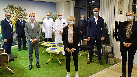 Strahlende Gesichter: Die glücklichen Absolventen mit ihren Prüfern und dem Geschäftsführer.