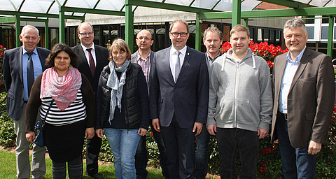 Tauschten sich anlässlich eines Besuchs des Landrats im GPZ-Übergangswohnheim Emstek aus (v.l.n.r.): Ludger Frische (Erster Kreisrat), Bachar Ali Oglu (Heimbeirat Emstek), Michael gr. Hackmann (Geschäftsführer St. Josefs-Hospital Cloppenburg), Claudia